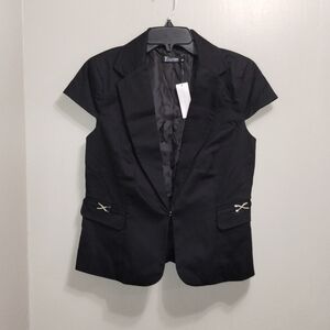 Chic Black Short-Sleeve Blazer